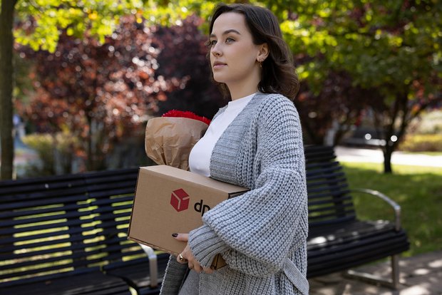 DPD Kundin mit Paket